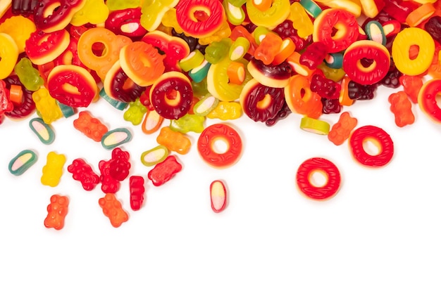 Diverse kleurrijke gummy snoepjes Bovenaanzicht Jelly donuts Jelly beren geïsoleerd op een witte achtergrond