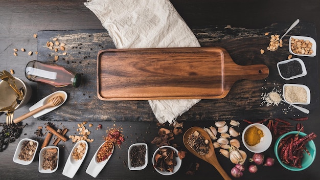 Foto diverse kleurrijke kruiden en specerijen op houten tafel. bovenaanzicht van specerijen en kruiden. specerijen en kruiden over op houten tafel achtergrond.