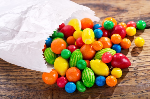 Diverse kleurrijke snoepjes op een houten tafel