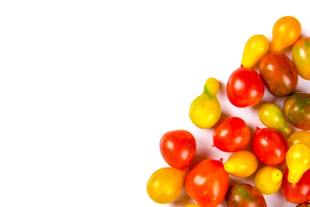 Diverse kleurrijke tomaten geïsoleerd op wit