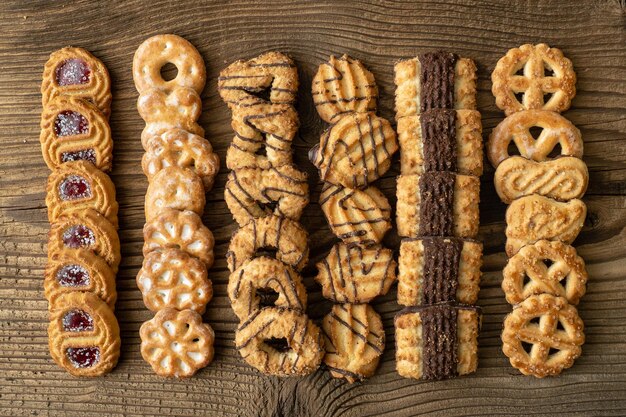 Diverse koekjes op oude houten tafel