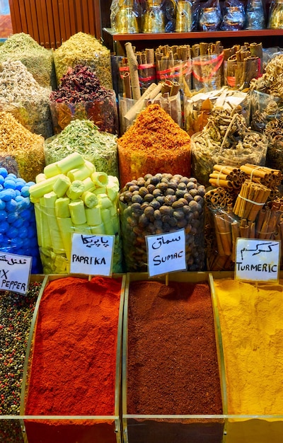 Diverse kruiden en kruiden bij de markt in Doubai, de V.A.E