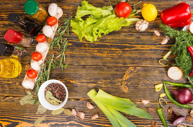 diverse kruidenpotjes, sla, prei, ui, paprika, champignons, tomaten en andere groenten