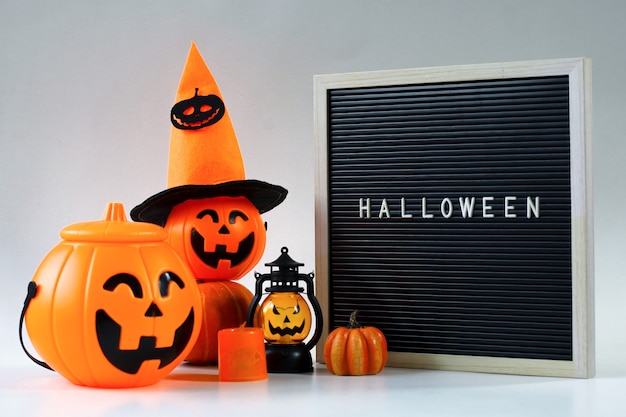 Diverse leuke Halloween-decoratie op witte achtergrond