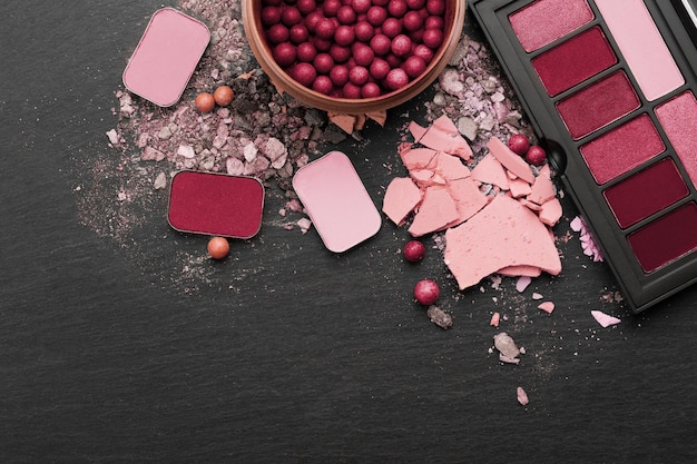 Diverse make-up producten. Nieuwe 2023 trending PANTONE 18-1750 Viva Magenta kleur