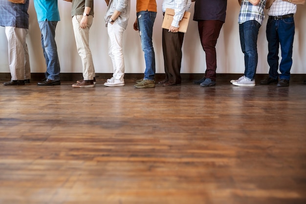 Diverse mannen die in een rij staan