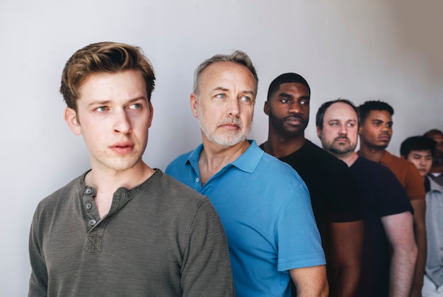 Photo diverse men standing in a row