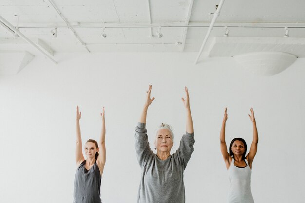 Diverse mensen die de Urdhva Hastasana-houding beoefenen