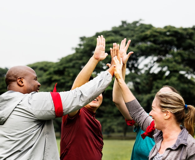 Diverse mensen die een high five maken