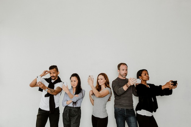 Diverse mensen die een selfie van zichzelf maken met hun telefoon