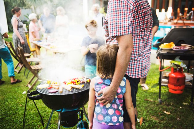 Diverse mensen genieten van barbecue-feest samen