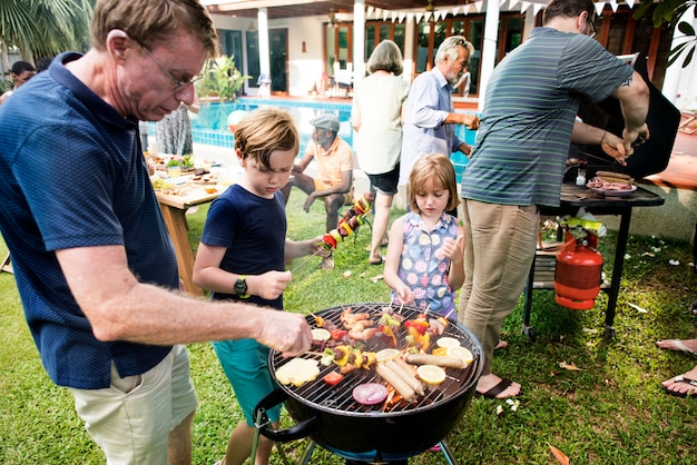 Diverse mensen genieten van barbecue-feest samen