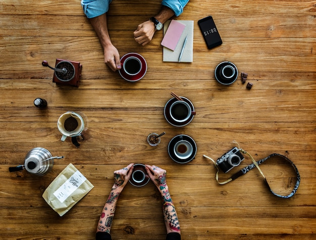 Diverse mensen handen drinken koffie