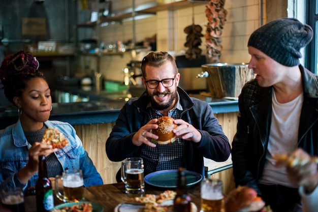 Diverse mensen hangen vriendschaps-vriendschap uit