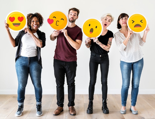 Foto diverse mensen houden van emoticon