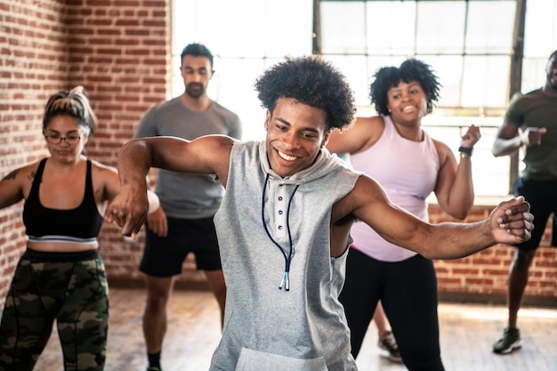 Diverse mensen in een actieve dansles