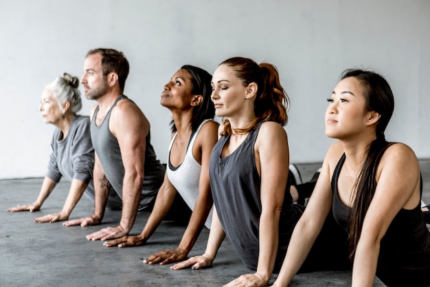 Diverse mensen in een Bhujangasana-pose