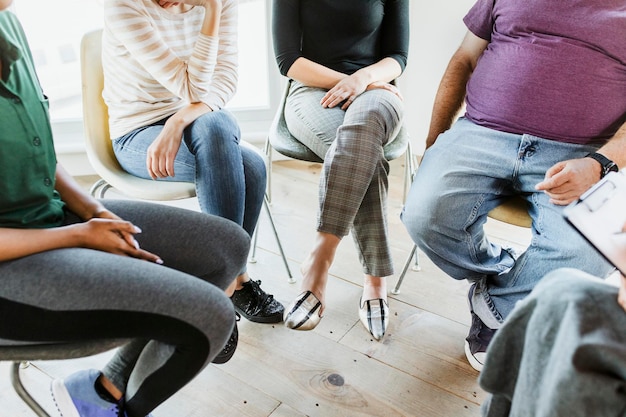 Foto diverse mensen in een ondersteunende groepssessie