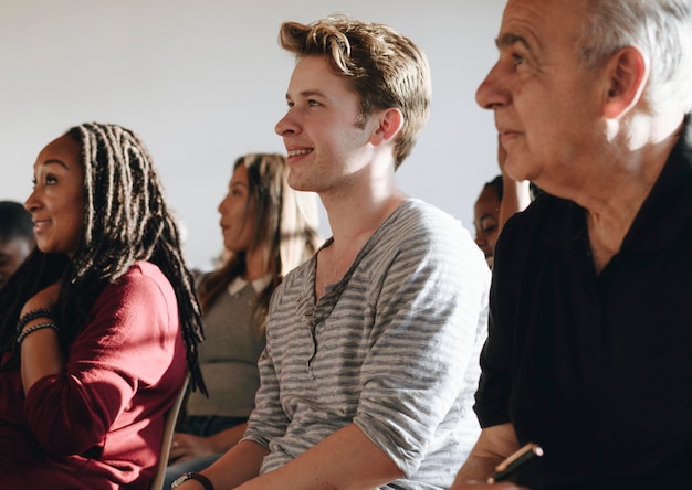 Diverse mensen in een seminar