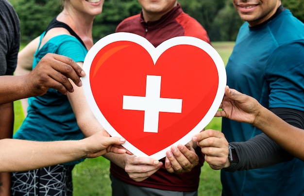 Diverse mensen met gezondheidszorg pictogram