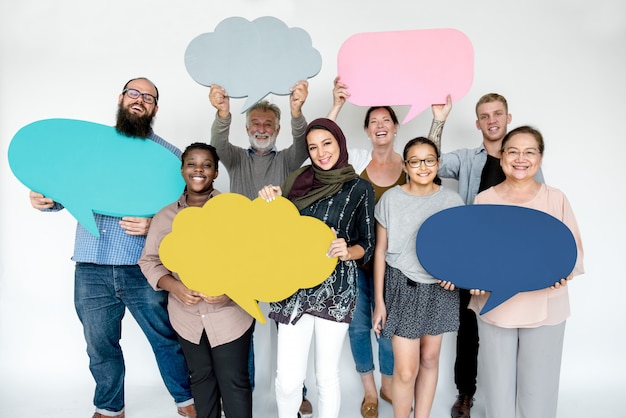 Foto diverse mensen met tekstballonnen