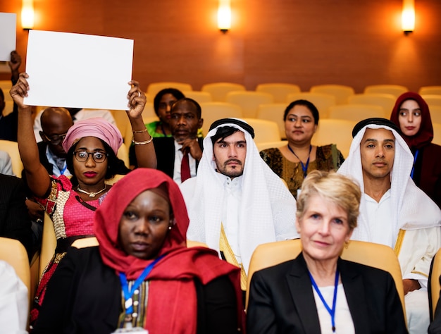 Diverse mensen tonen aanplakbiljet kopie ruimte