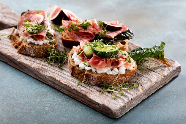 Diverse mini sandwiches met roomkaas, groenten en salami