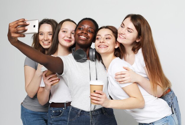 Compagnia di amici adolescenti afroamericani e caucasici di diversi gruppi femminili multinazione