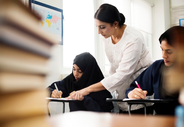 多様なイスラム教徒の女の子が教室で勉強中