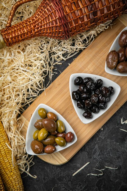 Diverse olijven op een houten snijplank