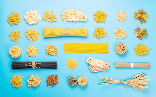 Foto diverse ongekookte pasta