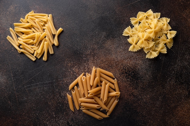 Diverse pasta op een donkere achtergrond