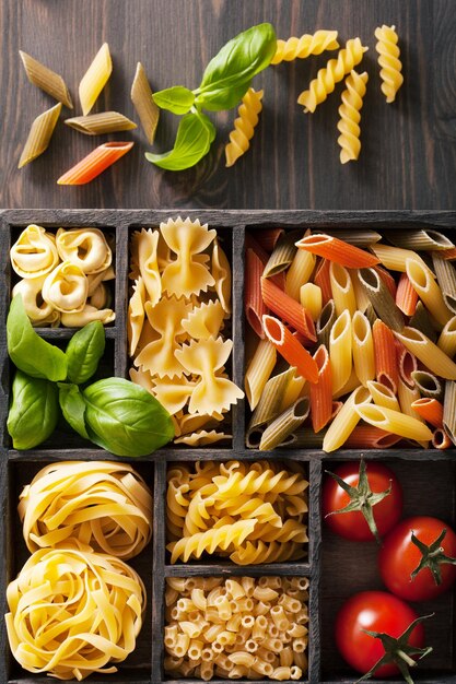 Foto diverse pasta's in zwarte houten kist