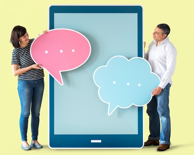 Photo diverse people holding speech bubbles and tablet