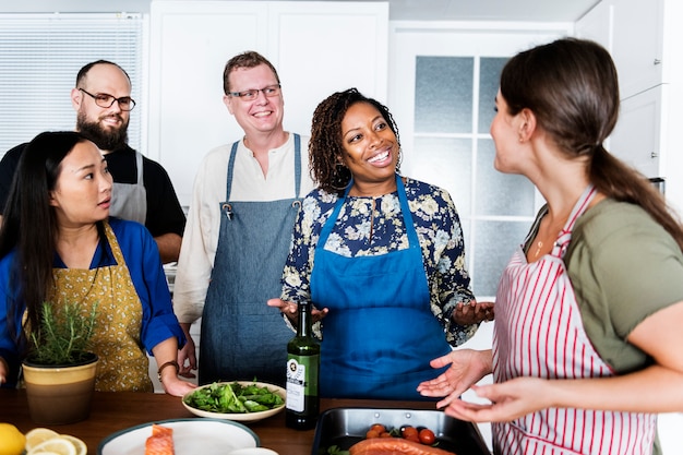 Diverse persone che si uniscono al corso di cucina