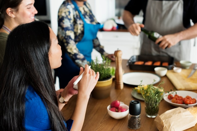 Foto diverse persone che si uniscono al corso di cucina