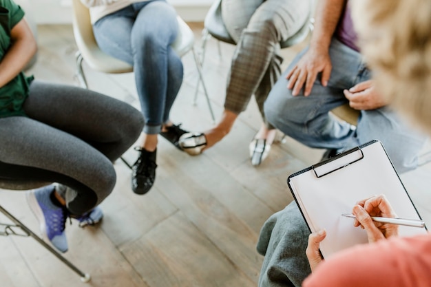 Photo diverse people in a support group session