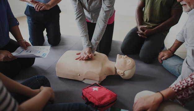 사진 cpr 응급처치 교육을 받는 다양한 사람들