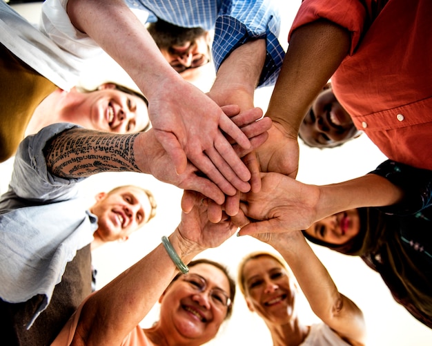 Foto diverse persone insieme partnership di lavoro di squadra