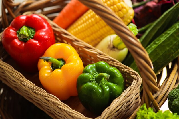Diverse rauwe groenten in mand