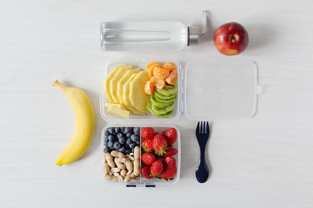 Diverse rauwe vruchten en bessen in een lunchbox bovenaanzicht Take away food