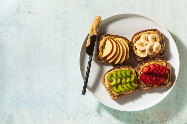 Diverse sandwiches met pindakaas en aardbeien, selderij, banaan