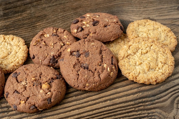 Diverse smakelijke koekjeskoekjes op houten achtergrond