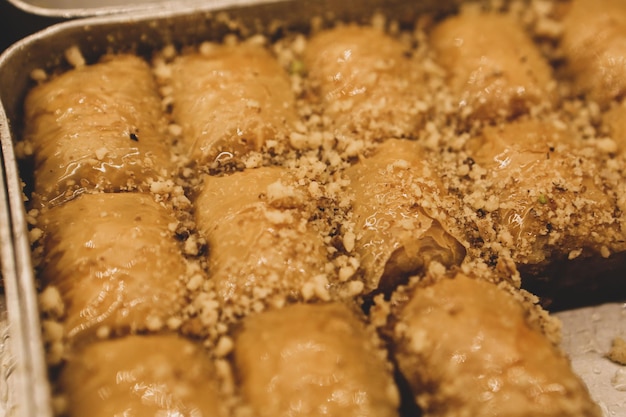 Diverse smaken van Turkse baklava met pistache en andere Turkse zoetigheden