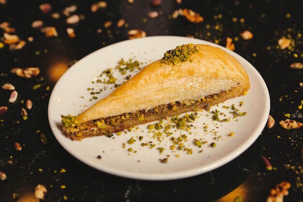 Diverse smaken van Turkse baklava met pistache en andere Turkse zoetigheden