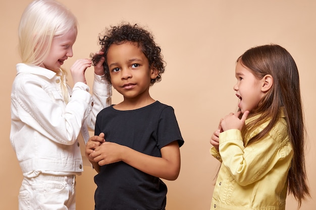 一緒に幸せにポーズをとる多様な笑顔のポジティブな子供たち