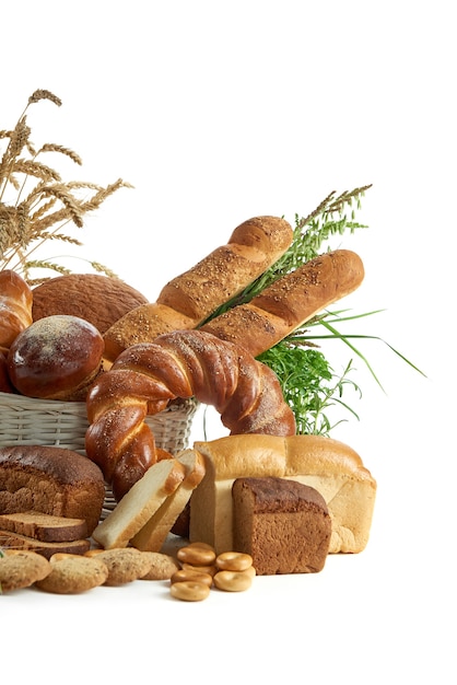 Diverse soorten brood op wit