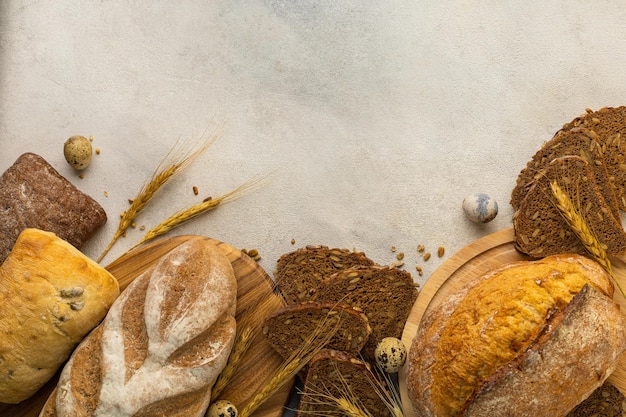 Diverse soorten brood rogge glutenvrij tarwe meergranen op een lichte ondergrond