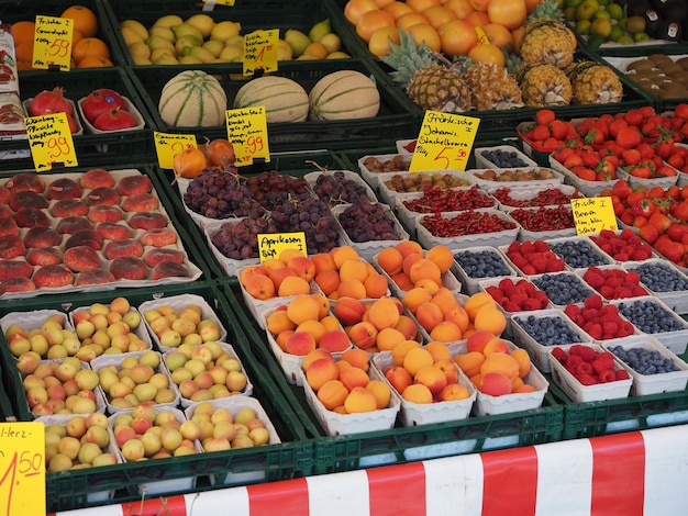 Diverse soorten fruit waaronder bessen perziken abrikozen meloenen