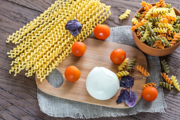 Diverse soorten fusilli met ingrediënten